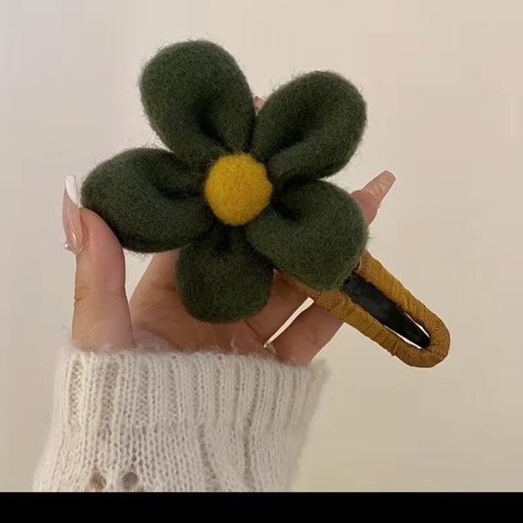 New Women’s plush Flower Hair Claw Clip Pin Floral Hair Accessories in 6 Color - Picture 15 of 16